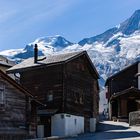 Alte Häuser in Saas Fee mit Blick auf den Alphubel (4206 m.ü.M.)