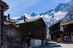 Alte Häuser in Saas Fee mit Blick auf den Alphubel (4206 m.ü.M.)