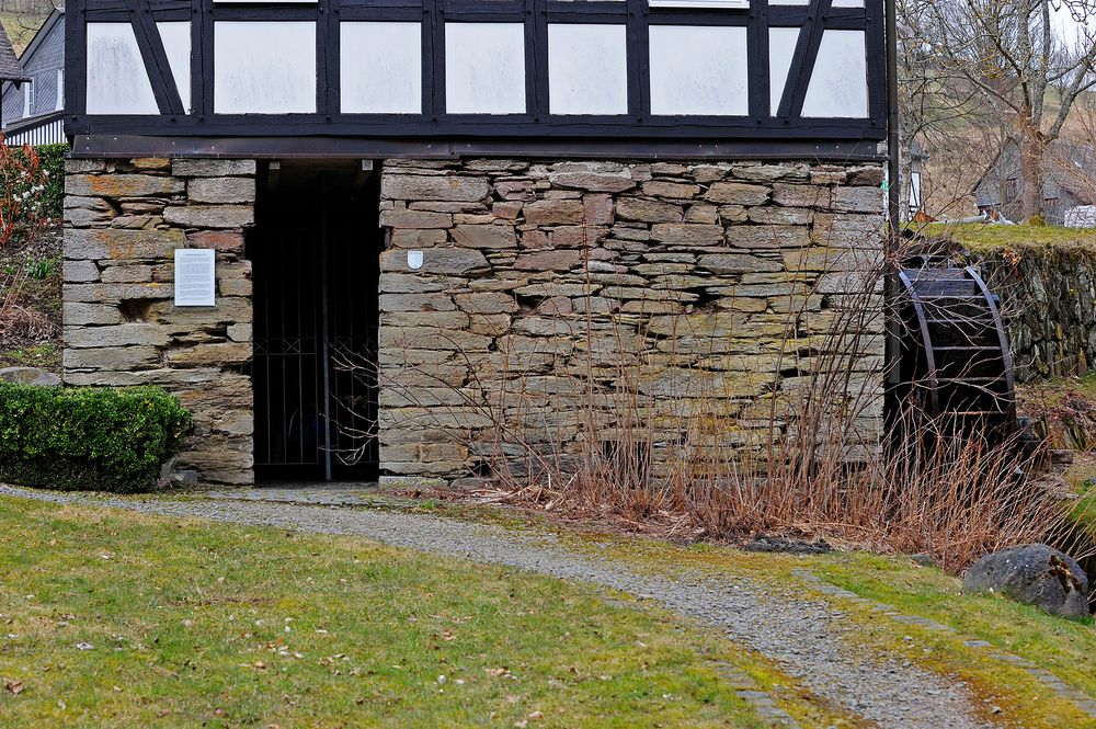 Alte Hammermühle mit Wasserrad in Schmallenberg-Latrop.