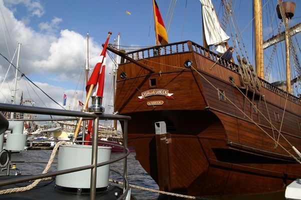 alte Hansekogge "Lisa von Lübeck" als Nachbau auf dem Hafengeburtstag 05