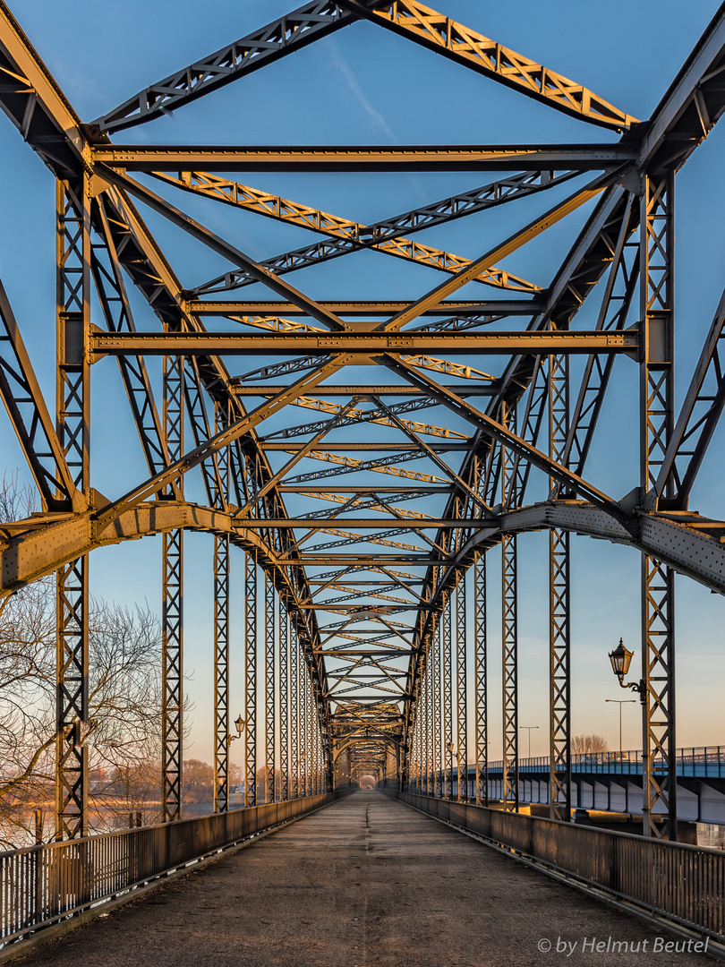 Alte Harburger Elbbrücke am Morgen 2