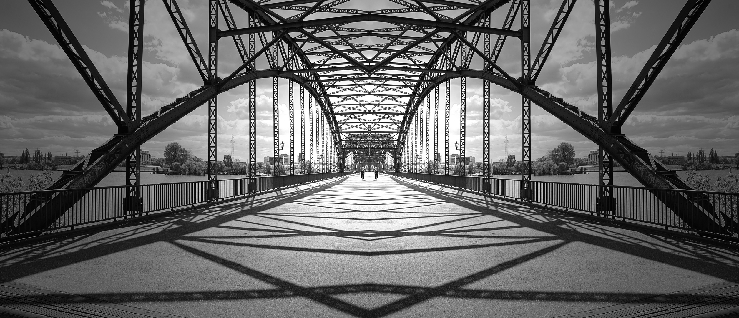 Alte Harburger Elbbrücke gespiegelt