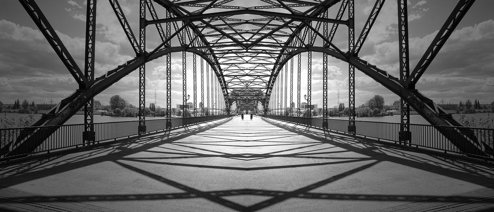 Alte Harburger Elbbrücke gespiegelt