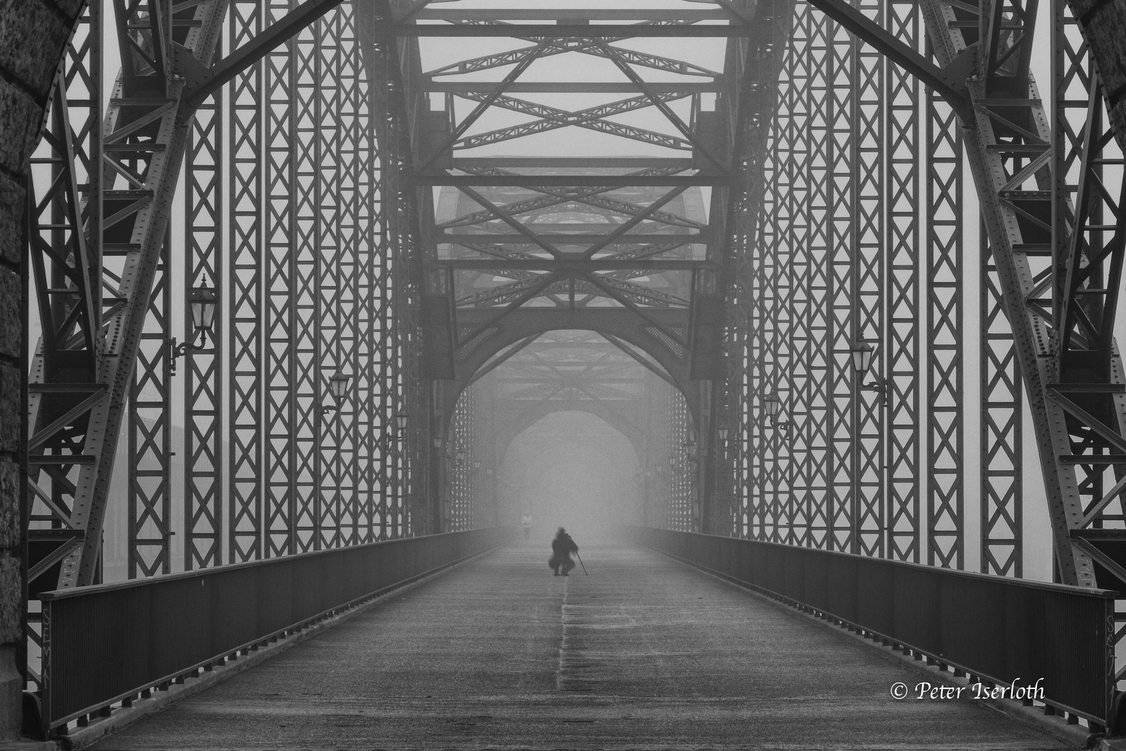 Alte Harburger Elbbrücke im Nebel