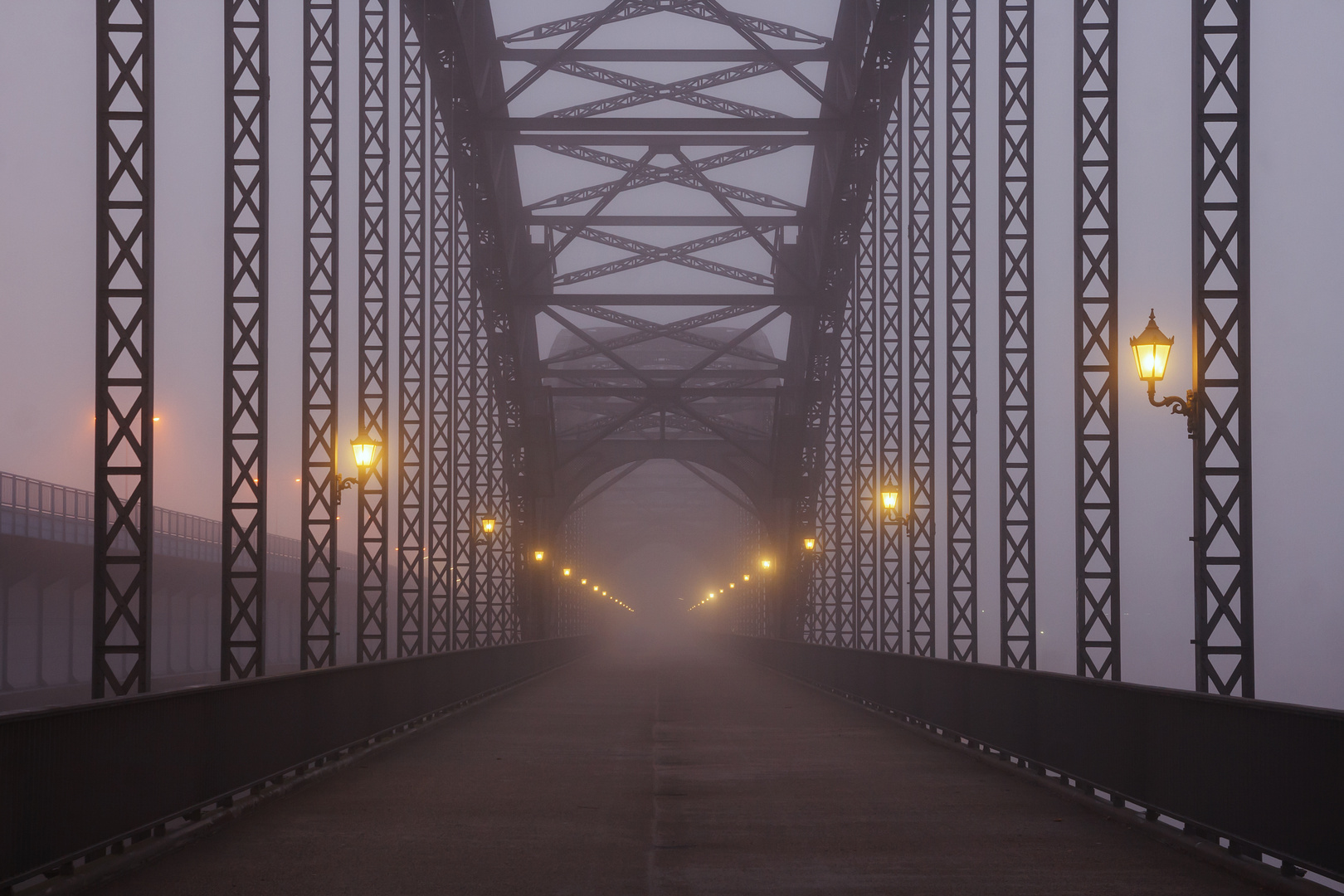 Alte Harburger Elbbrücke im Nebel