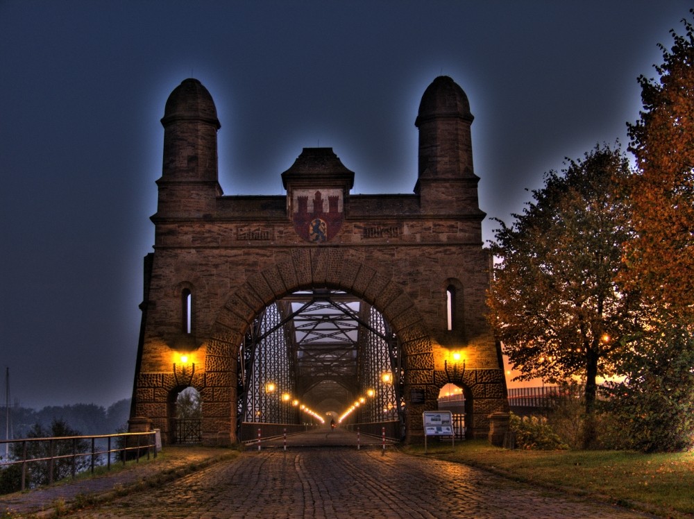 Alte Harburger Elbbrücke in der Morgendämmerung