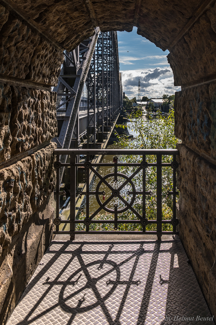 Alte Harburger Elbbrücke - Schattengitter