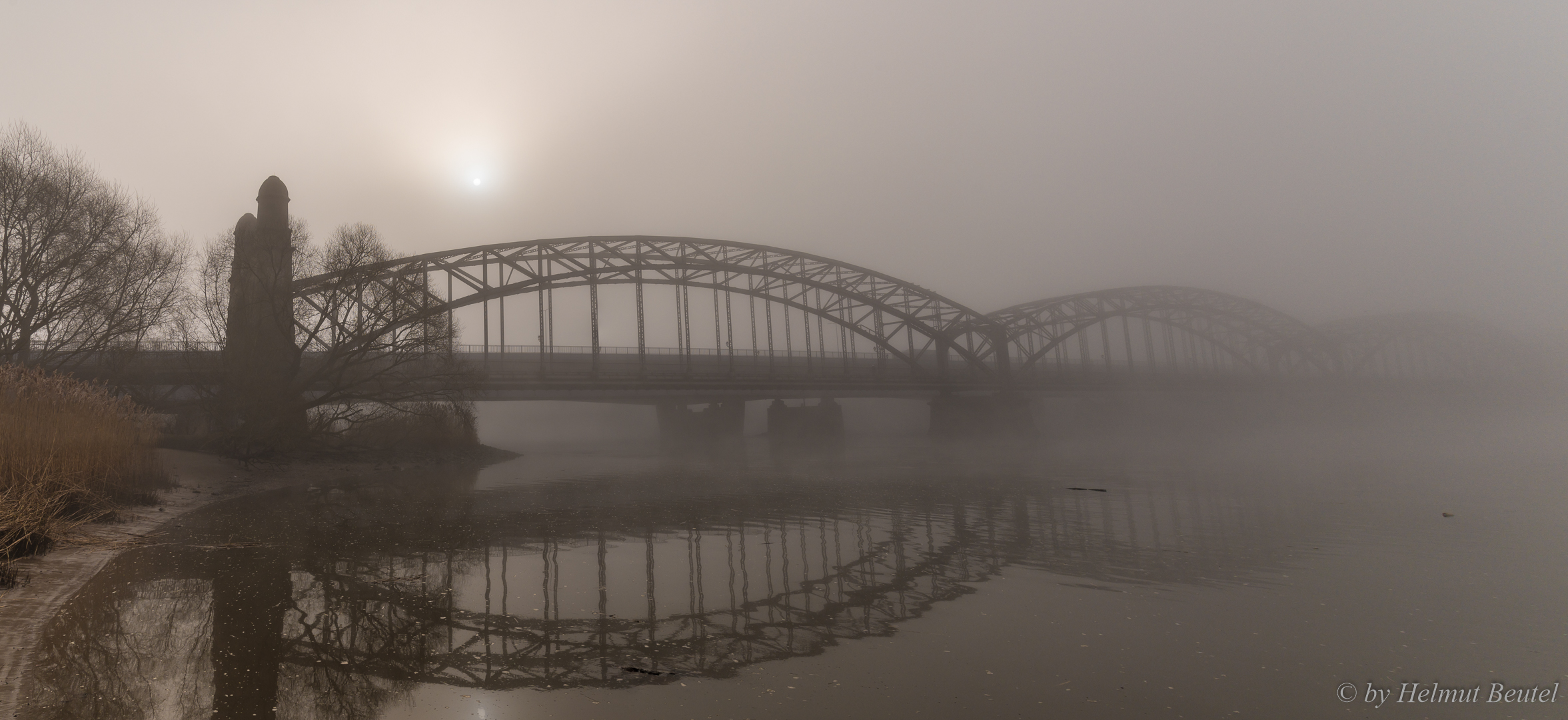 Alte Harburger Elbbrücke verschwindet im nebel