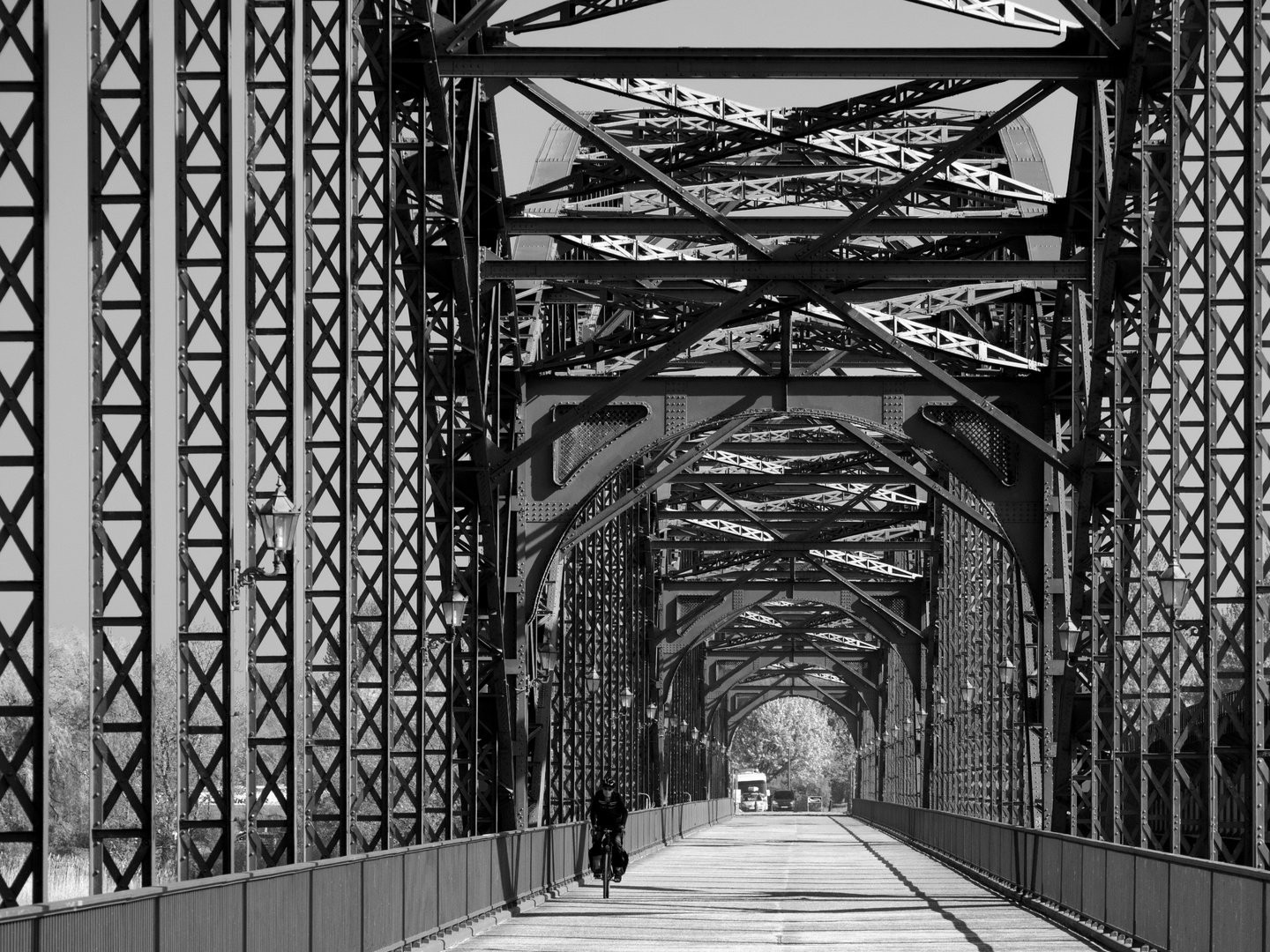 Alte Harburger Elbbrücke, viel Metall und Leuchten