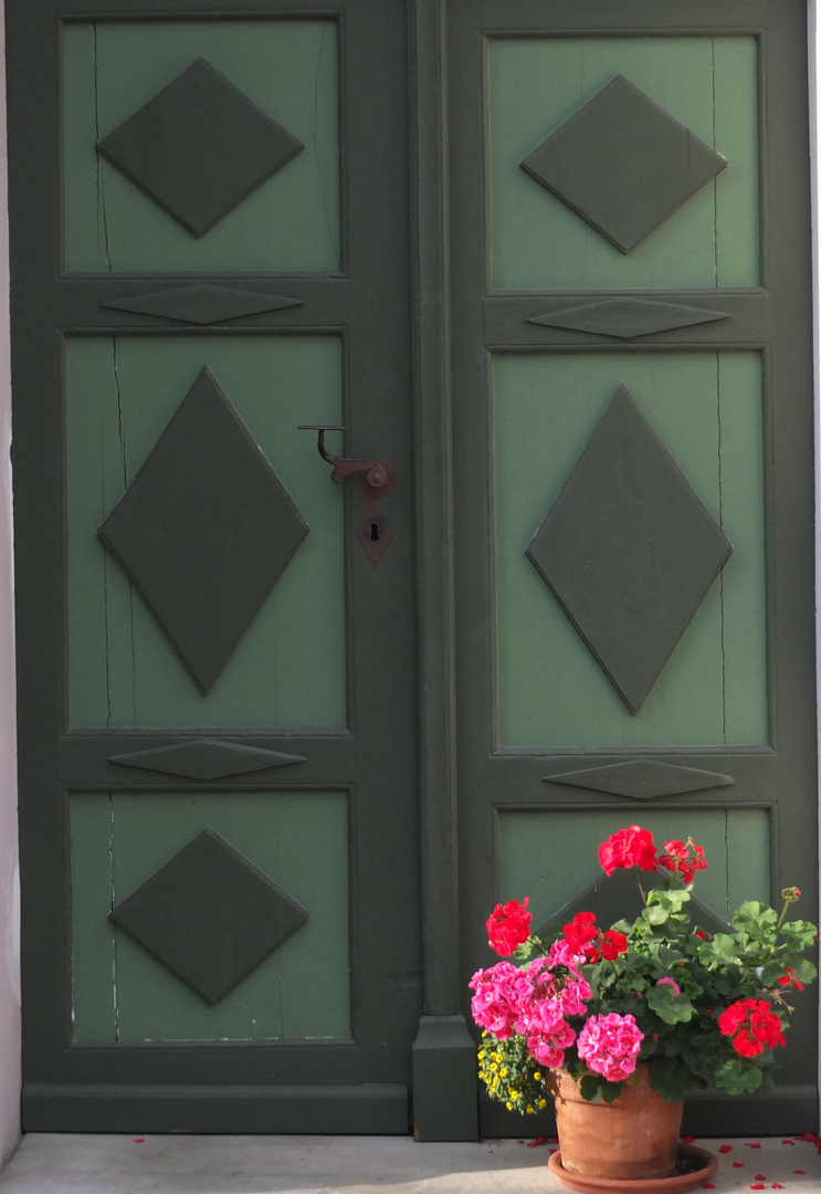 alte Haustür mit Blumen