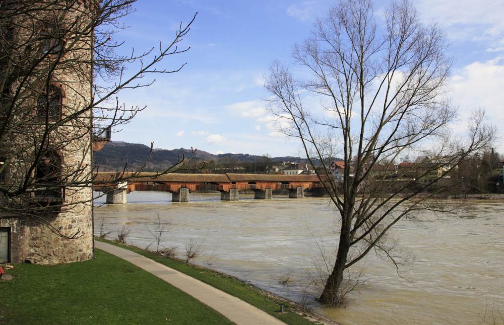 Alte Holzbrücke - das Wasser kommt ...