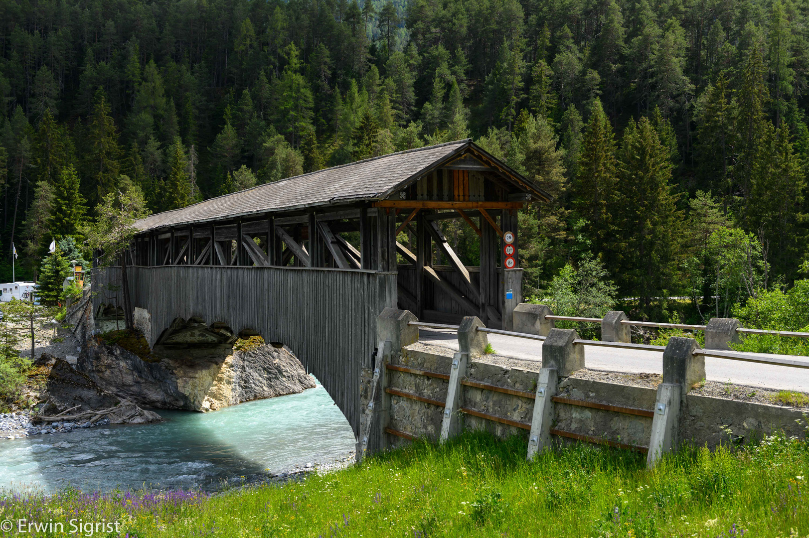alte Holzbrücke in Sur-En / Graubünden (Schweiz)
