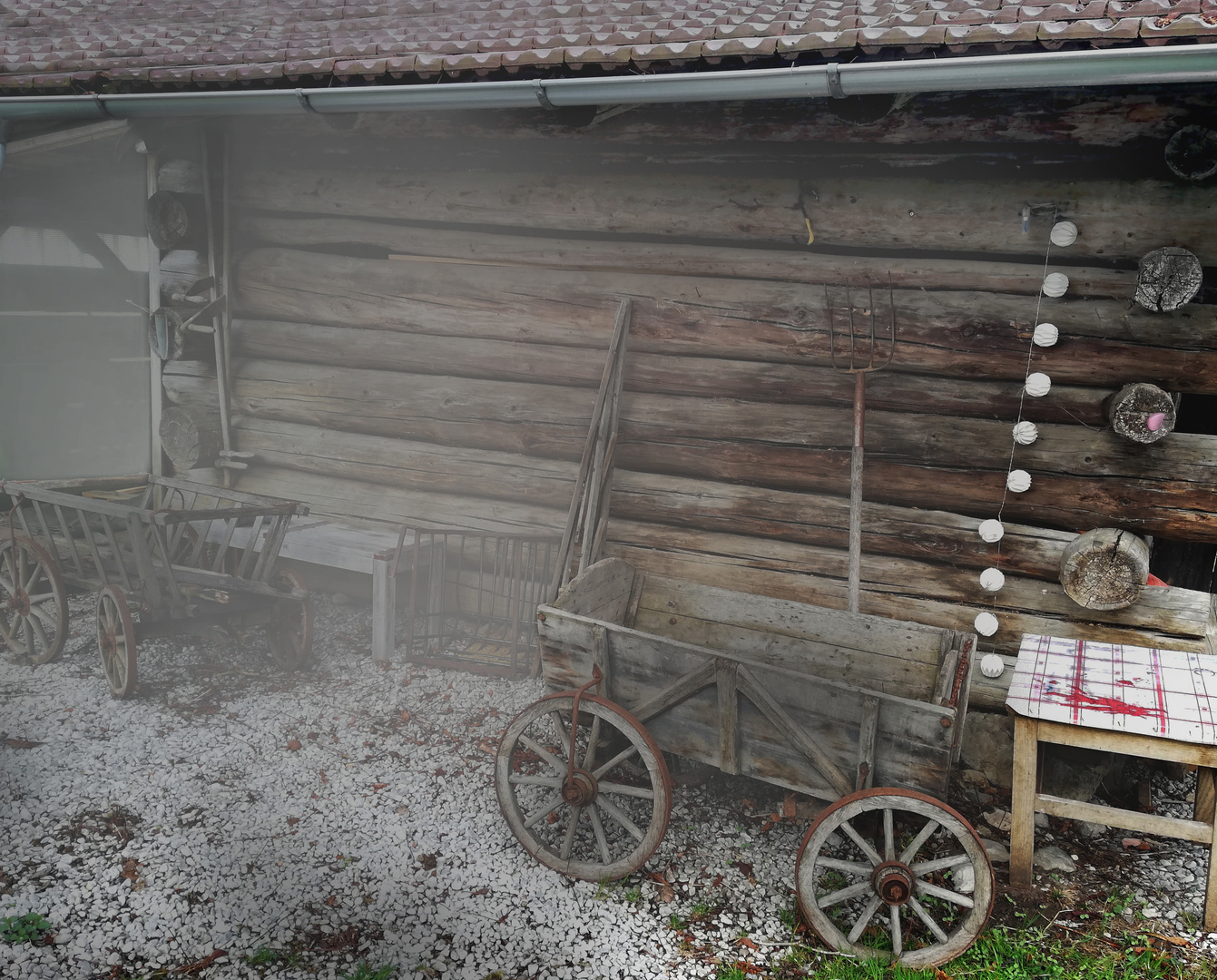 alte Holzhütte mit Heuwägen