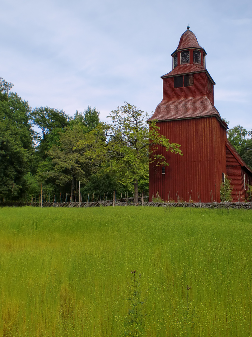 Alte Holzkirche im Skansen Museum in Stockholm