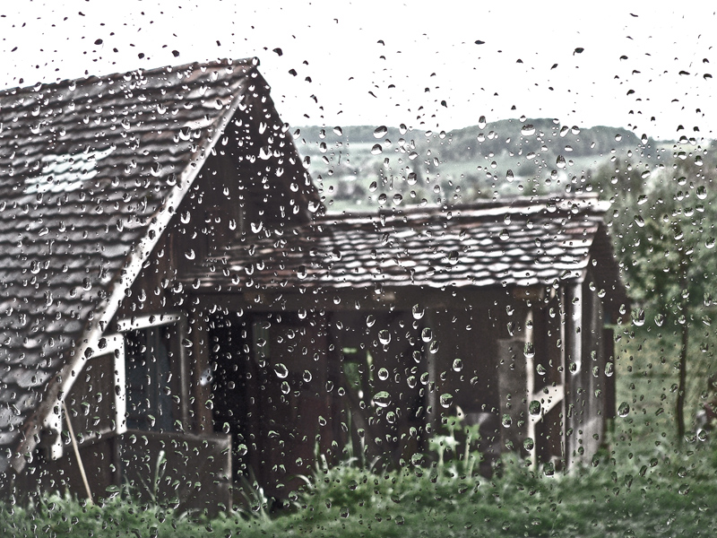 Alte Hütte bei Regen