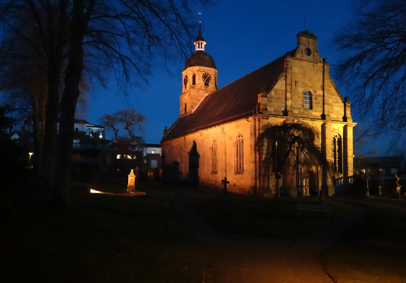 Alte Kirche bei Nacht