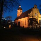 Alte Kirche bei Nacht