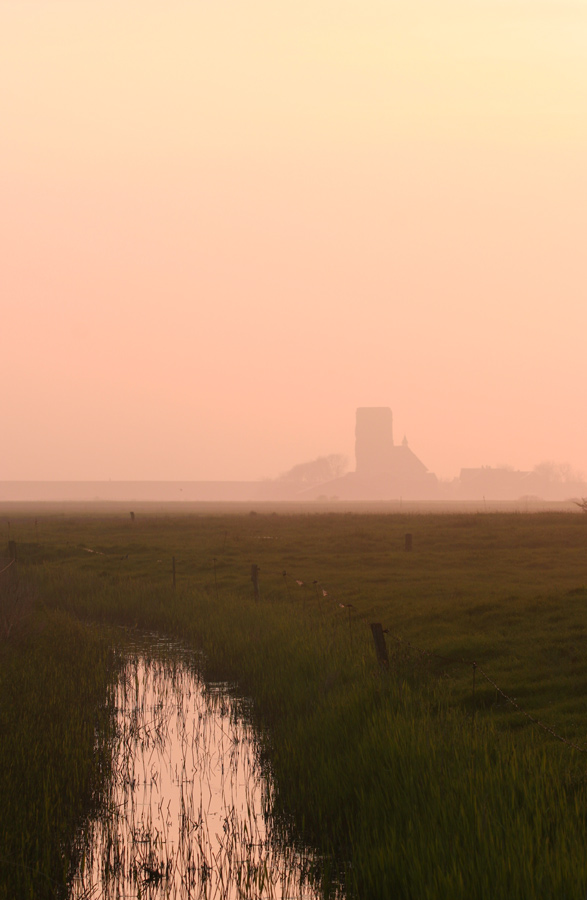 Alte Kirche im Nebel