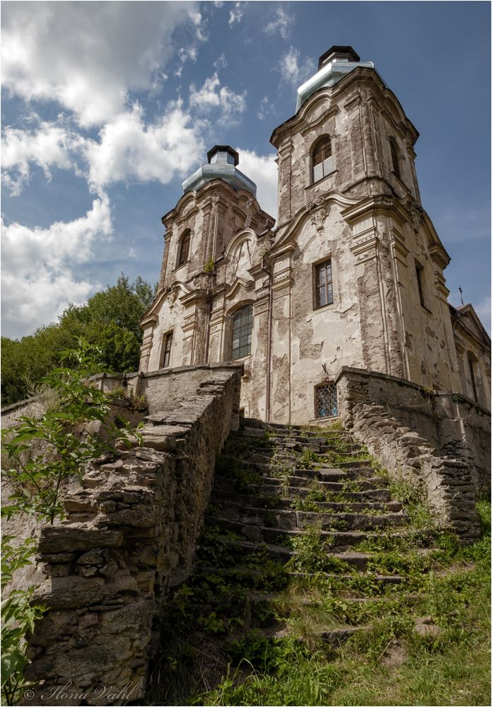 Alte Kirche mit Treppe