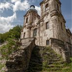 Alte Kirche mit Treppe