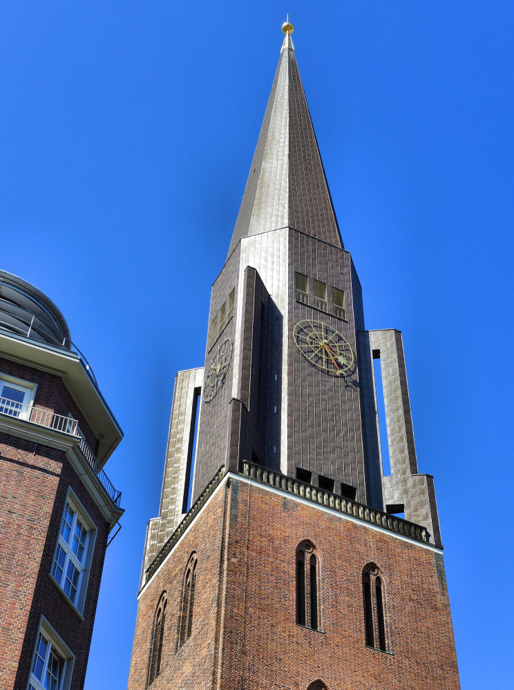 Alte Kirche - moderner Turm