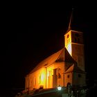Alte Kirche St. Peter und Paul (Bellenberg) in einer kalten Winternacht