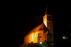 Alte Kirche St. Peter und Paul (Bellenberg) in einer kalten Winternacht