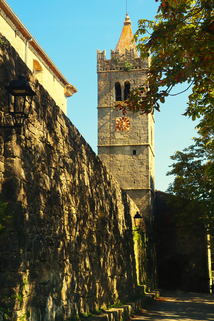 alte Kirchen umspielt von Sonne und Schatten im gütigen Licht