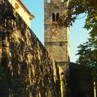 alte Kirchen umspielt von Sonne und Schatten im gütigen Licht