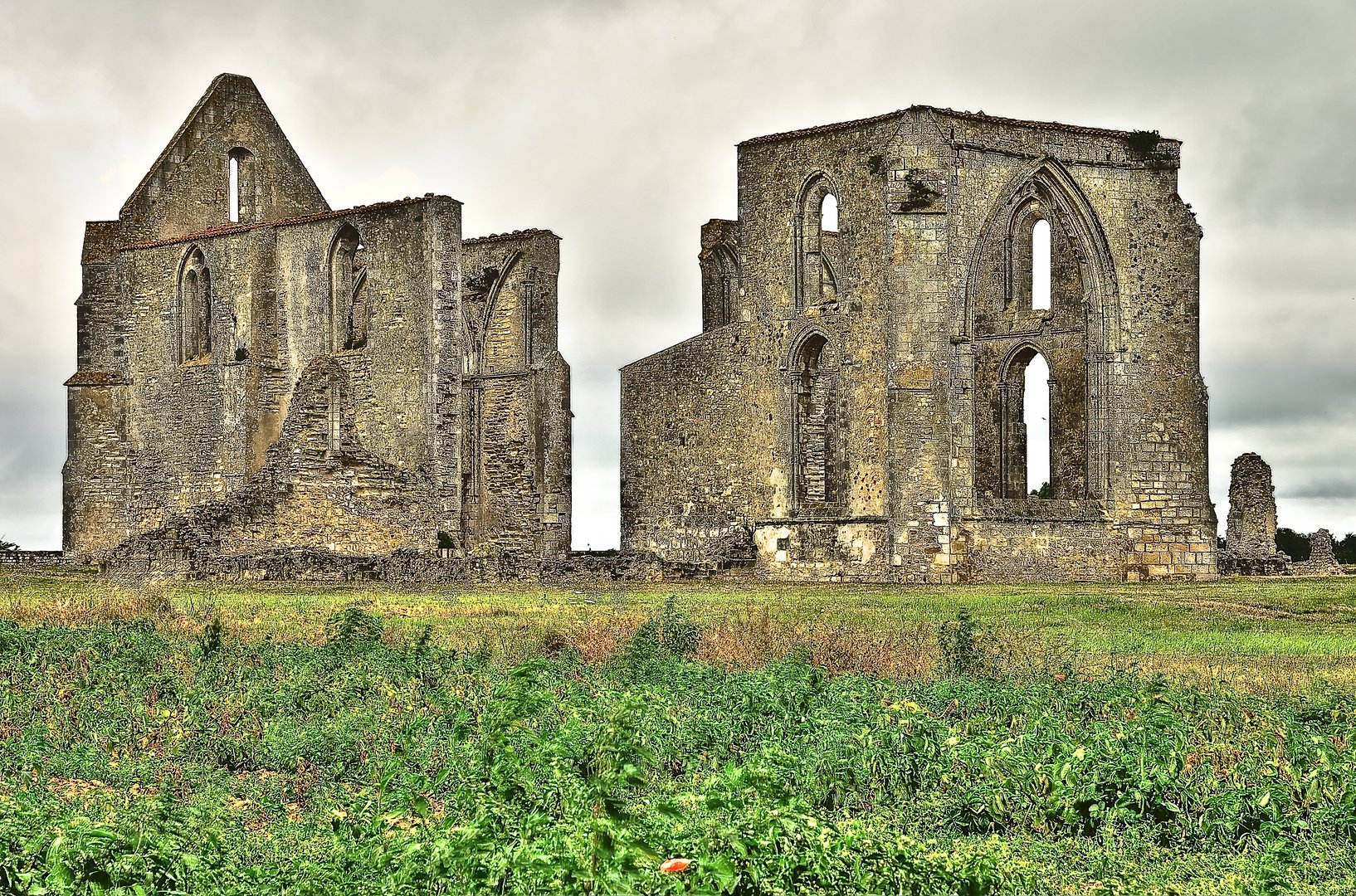 Alte Kirchenruine in Frankreich