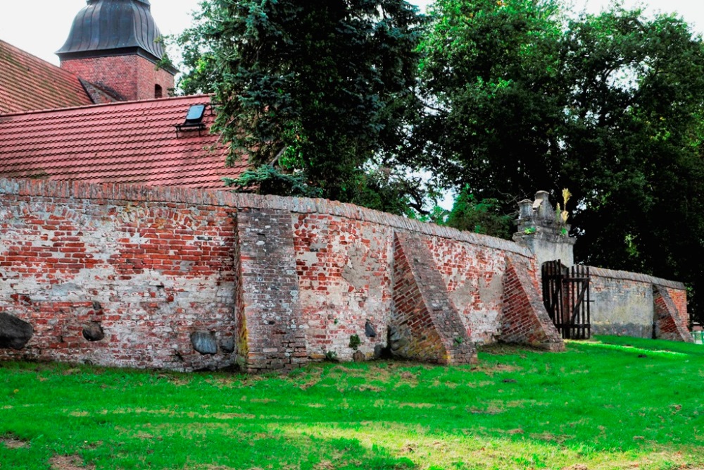 Alte Kirchhofmauer der Dorfkirche von Mellenthin auf Usedom