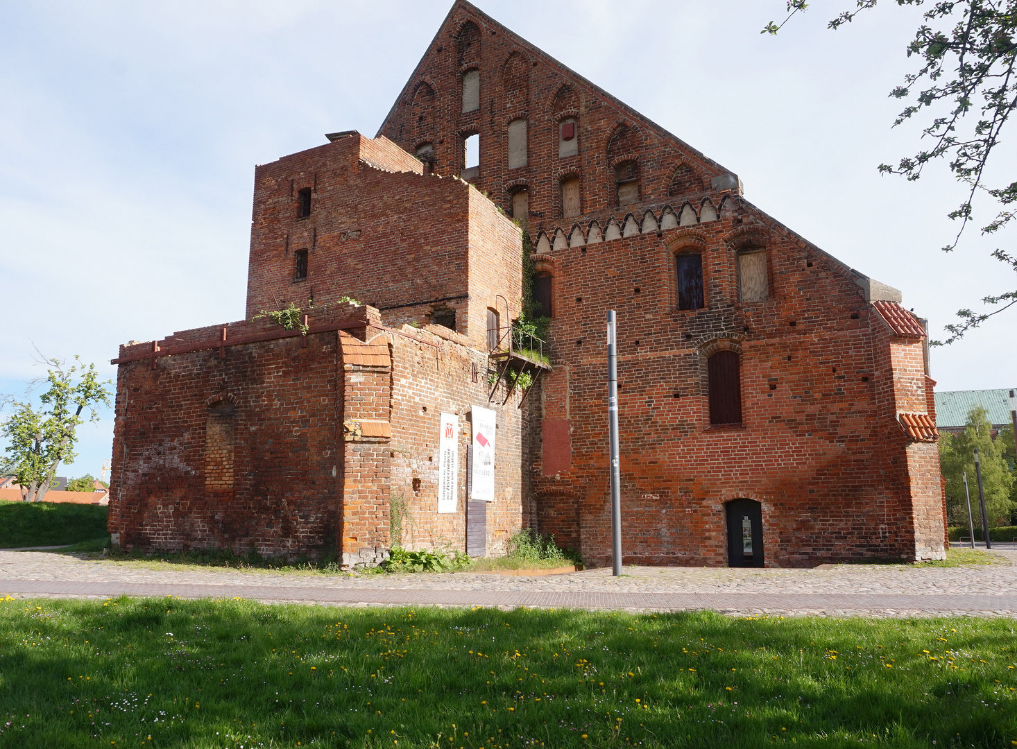 Alte Klosterscheue im Verfall