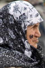 alte Kurdin mit Familienclan-Tattoo
