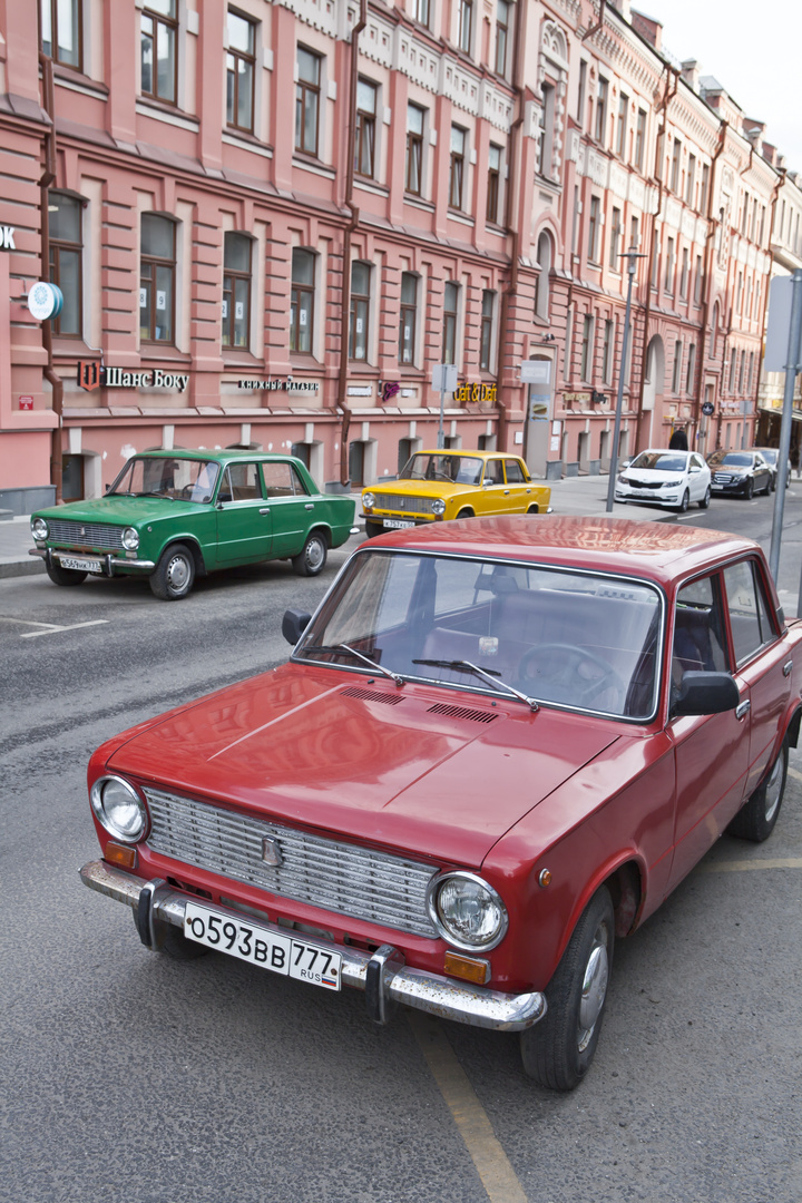 alte Ladas in rot - gelb - grün 