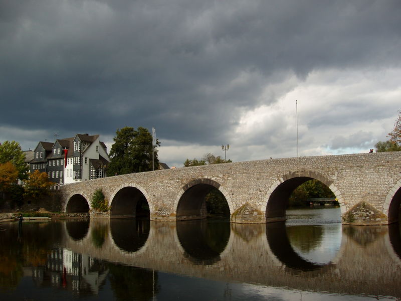 alte Lahnbrücke, bewölkt