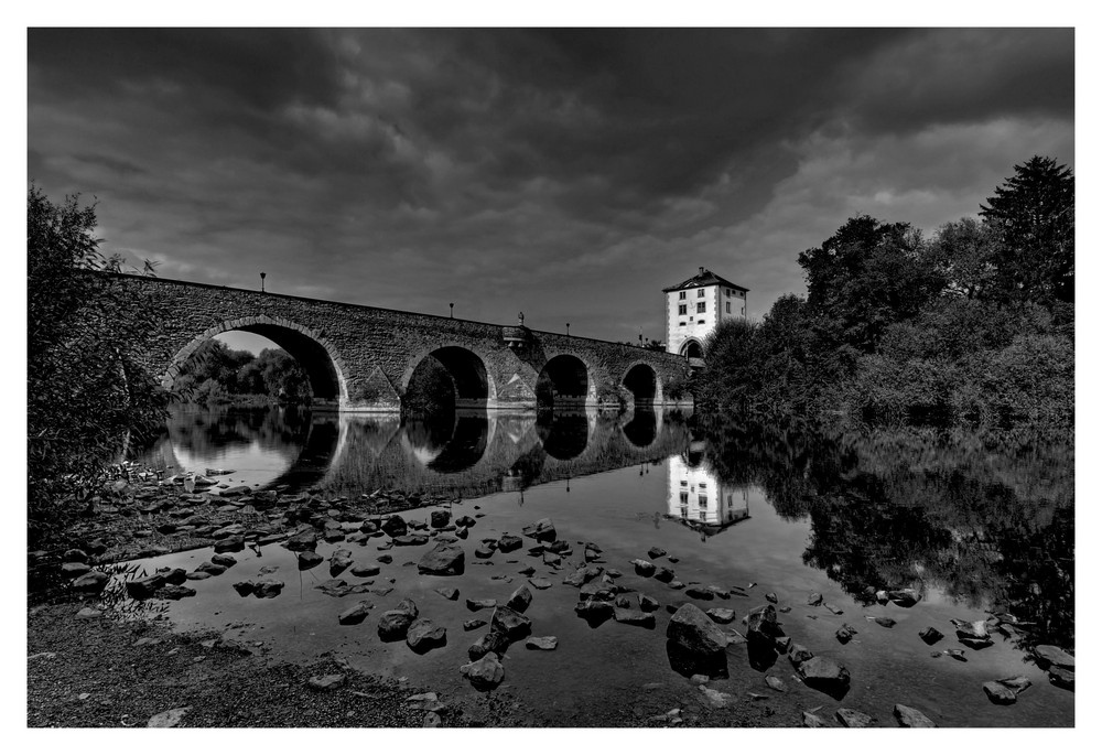 Alte Lahnbrücke in Limburg / S/W