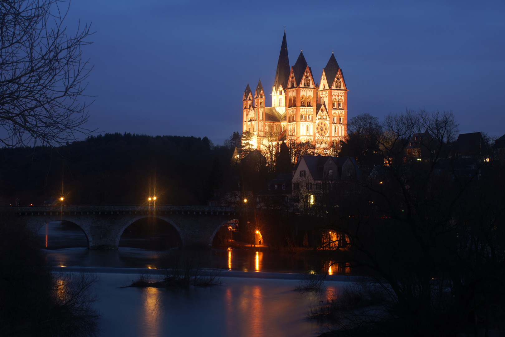 Alte Lahnbrücke vor Limburger Dom bei Nacht