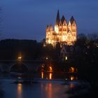 Alte Lahnbrücke vor Limburger Dom bei Nacht