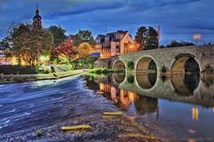 Alte Lahnbrücke Wetzlar mit Wehr und Hospitalkirche im Hintergrund (HDR)