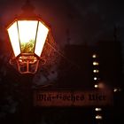 Alte Lampe und Plattenbau