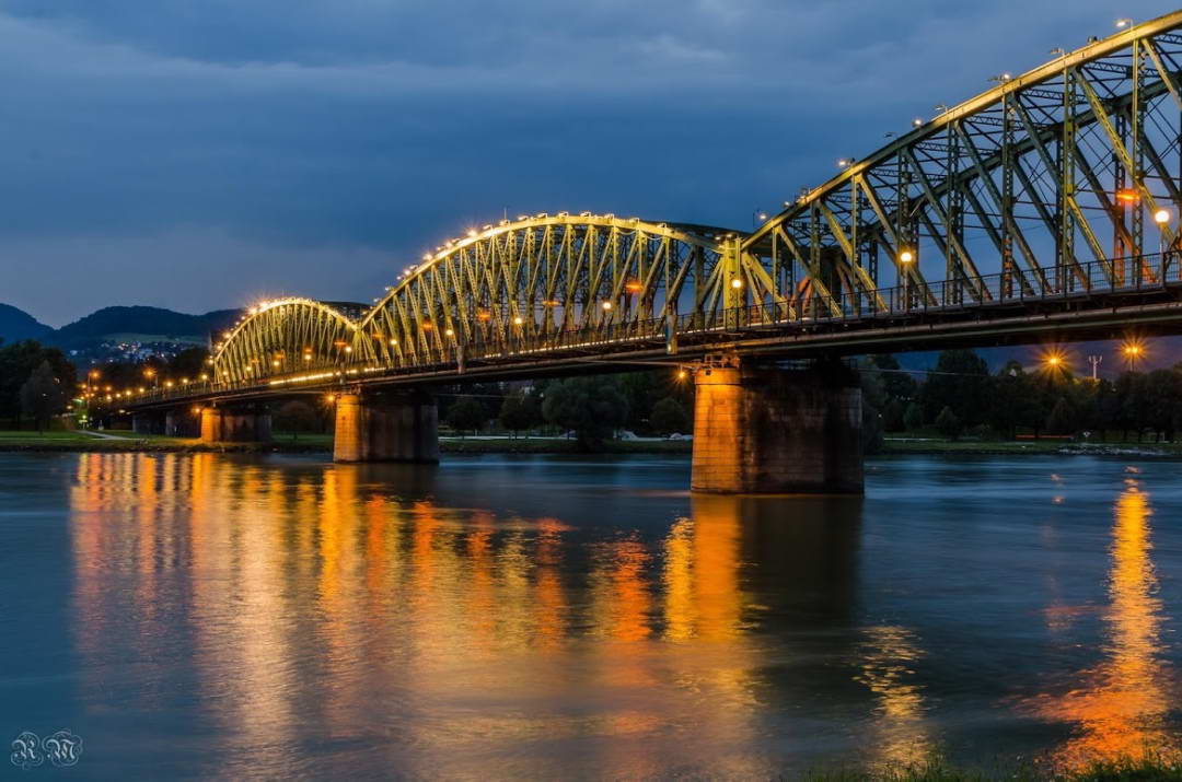 alte linzer Eisenbahnbrücke am Abend