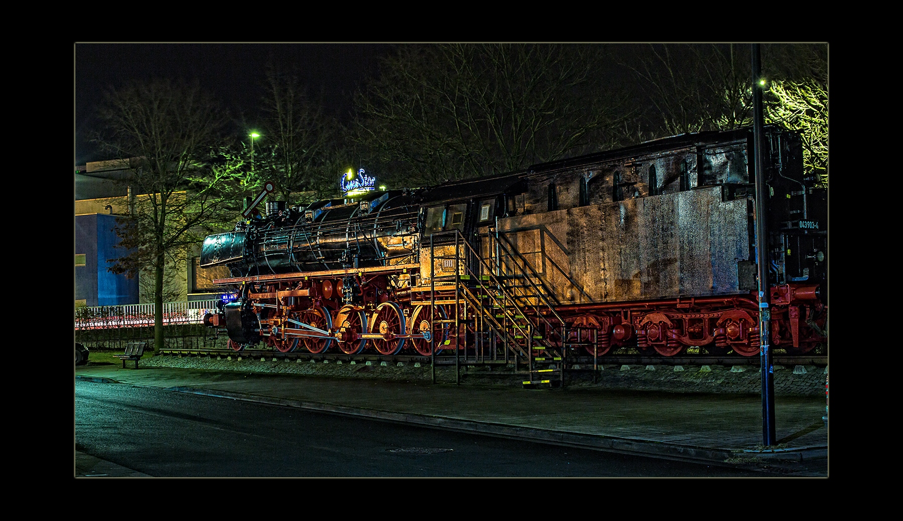 Alte Lok am Emder Hauptbahnhof