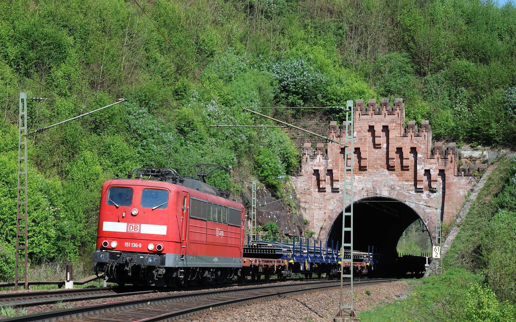 Alte Lok mit neuen Schienen