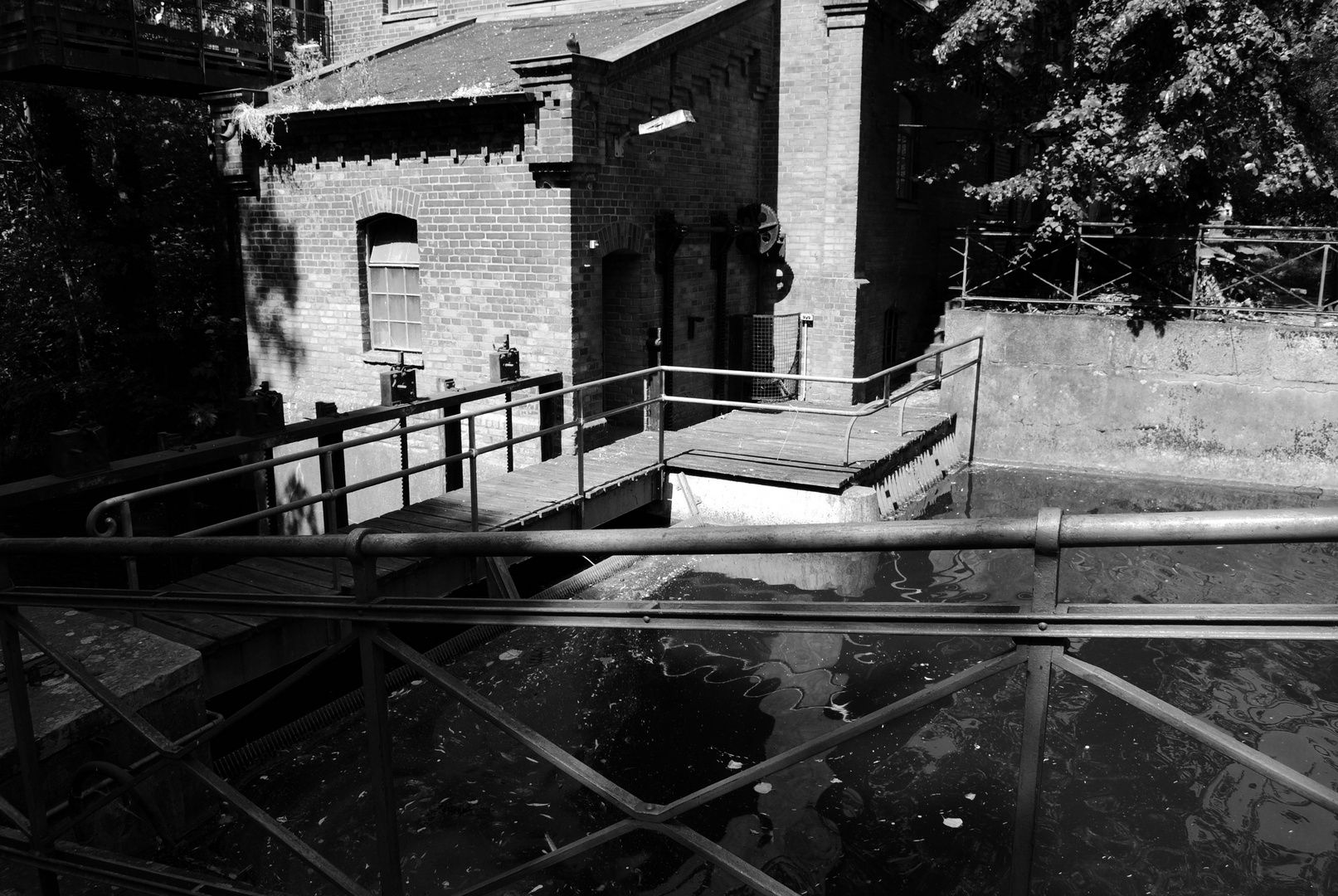 Alte Lübecker Wassermühle mit künstlichem Staudamm