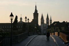 Alte Mainbrücke im Morgengrauen