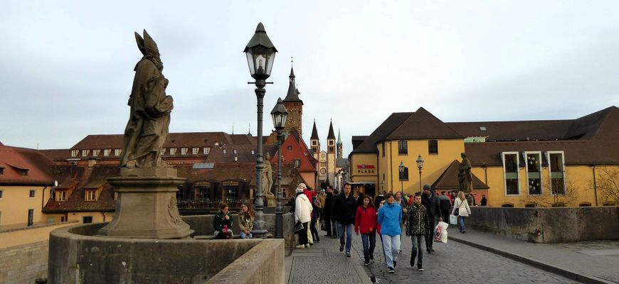 alte Mainbrücke mit Blick zur Kathedrale