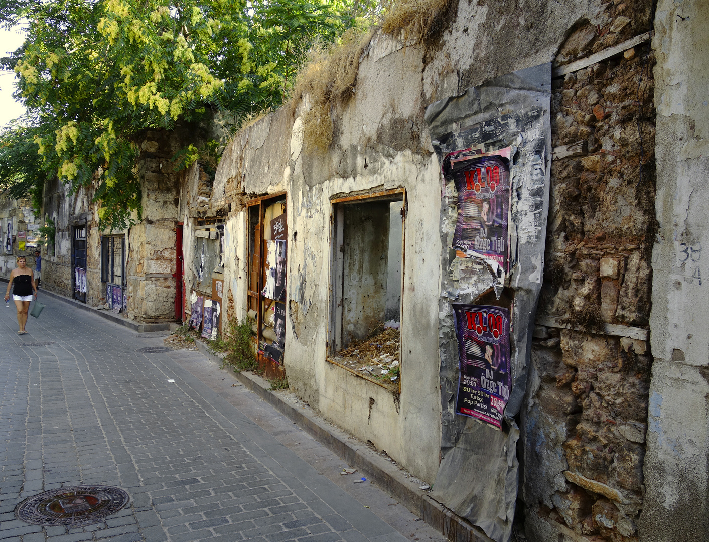 alte marode Geschäftsstraße im türkischen Antalya