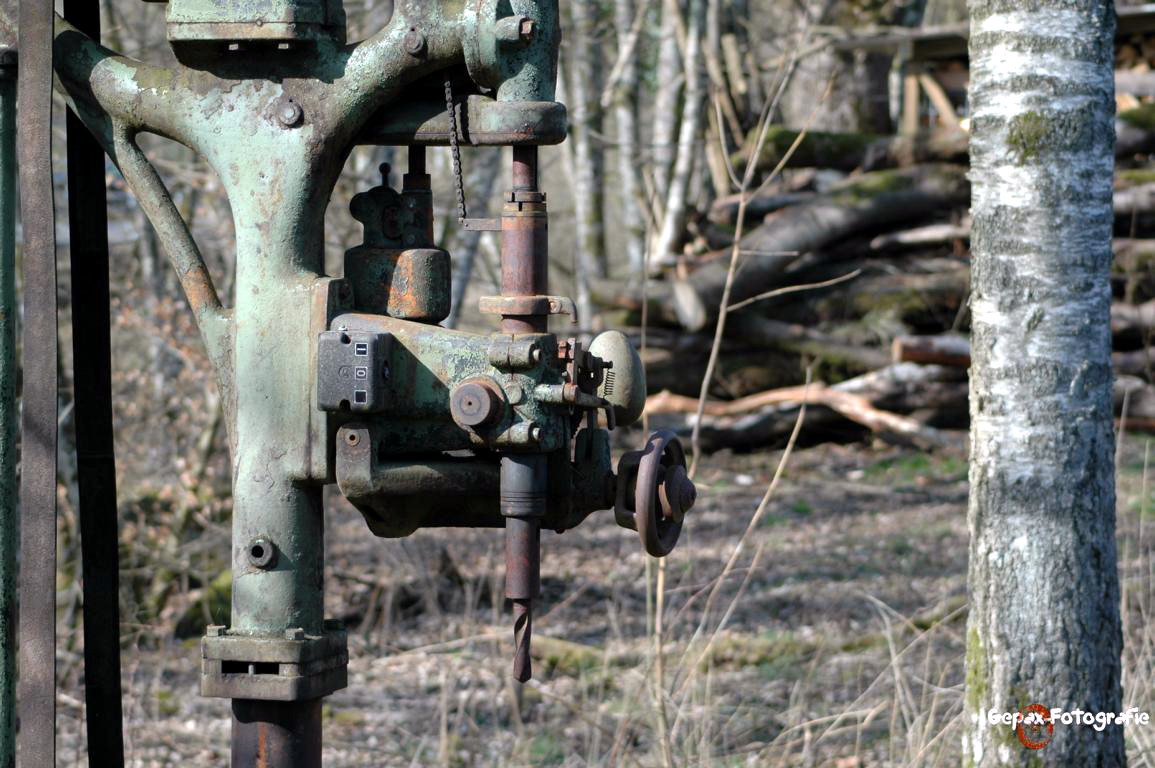 Alte Maschine in der Landschaft