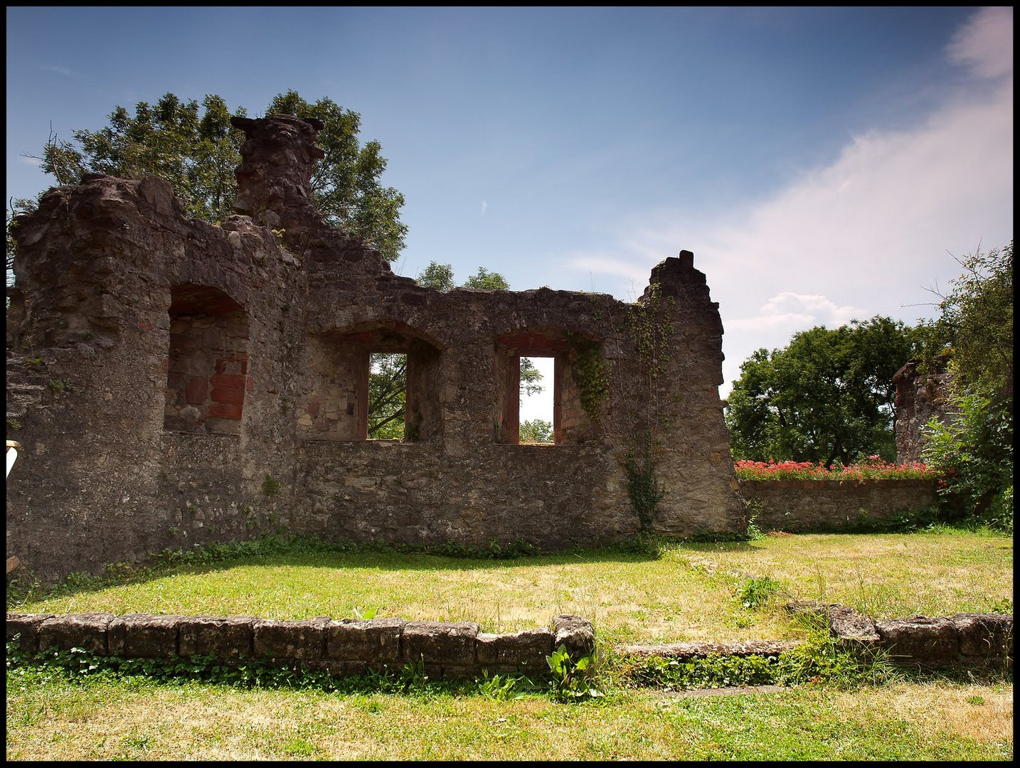 Alte Mauer der Burg Rötteln