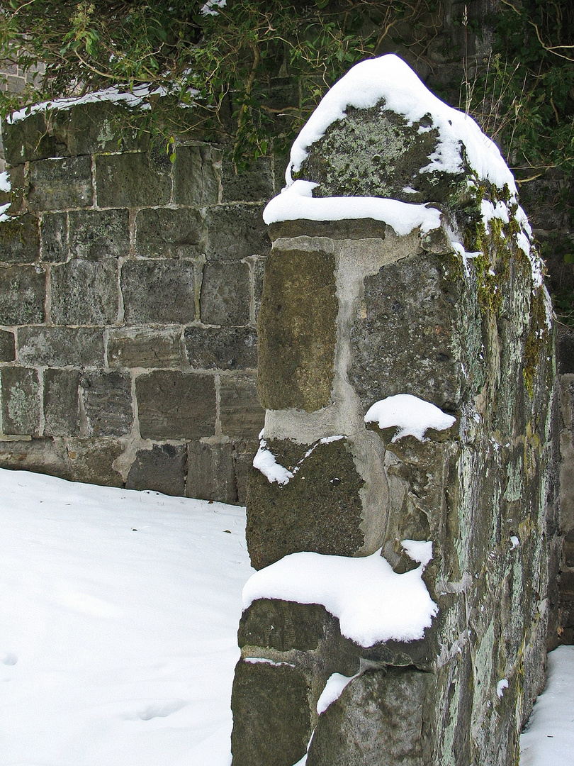 Alte Mauer im Winter
